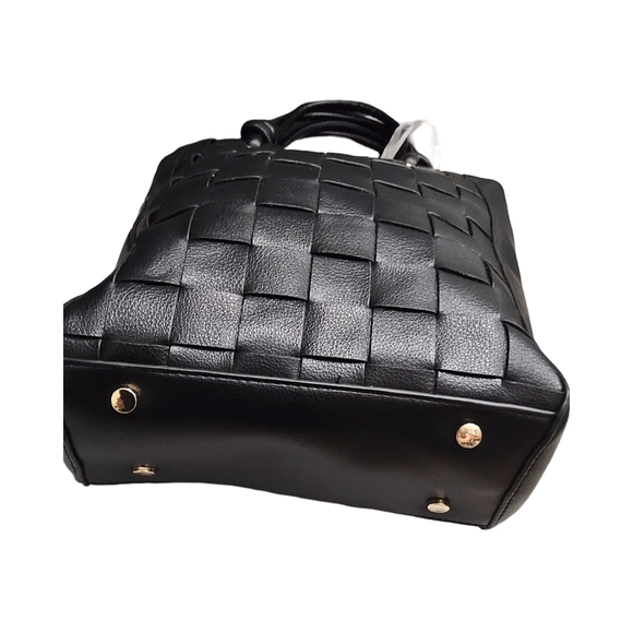 Customer Return On 34th Black Lilianna Woven Bucket Bag  missing crossbody strap - Picture 8 of 10